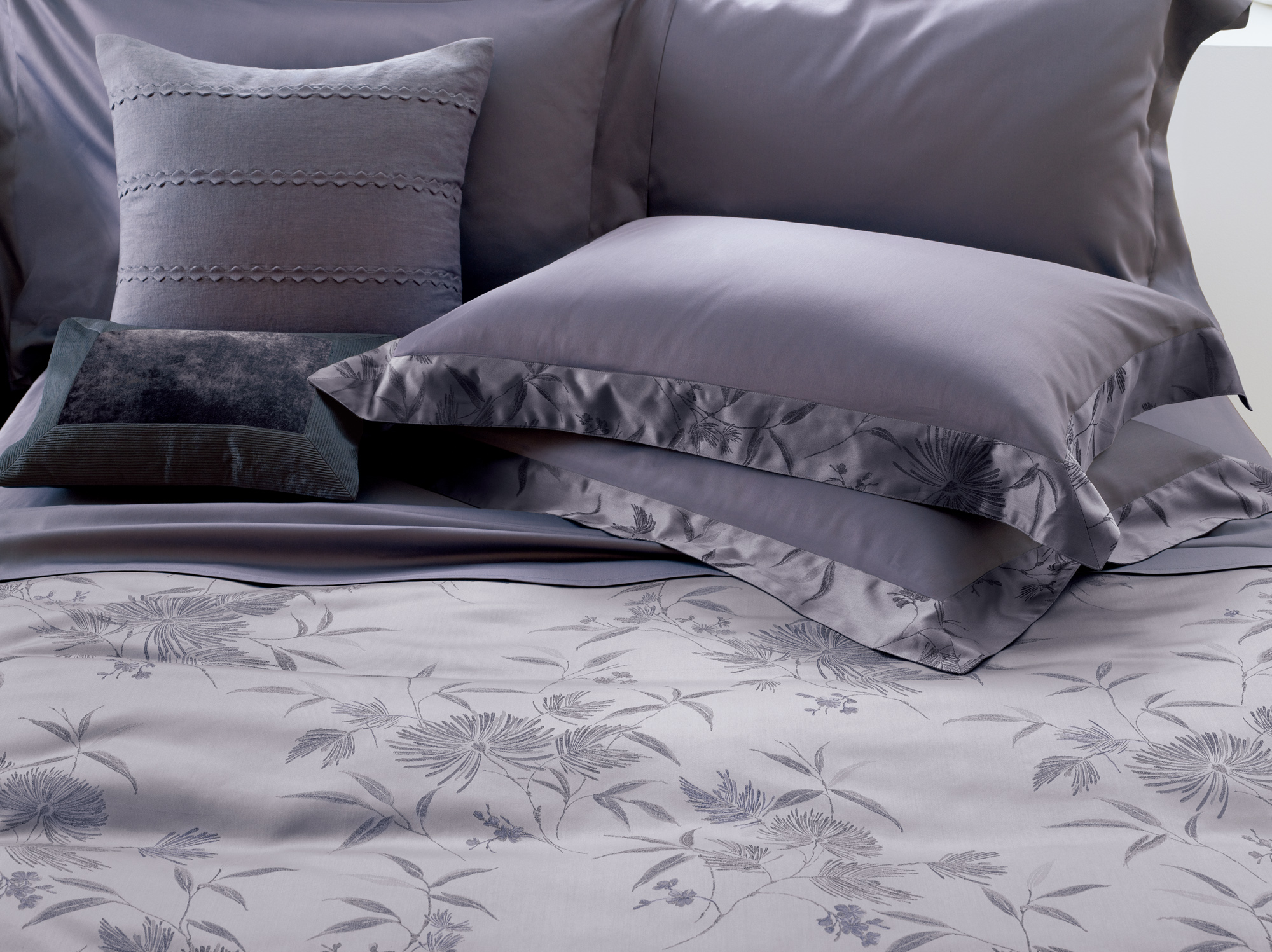 2013的春季，日比家族運用數位印染、雙股紗、丹士林印